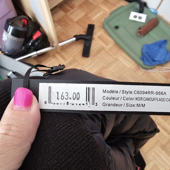 Women's Black Puffer Jacket - Picture 6 of 7